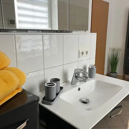 Mit Balkon & Parkplatz Apartment *